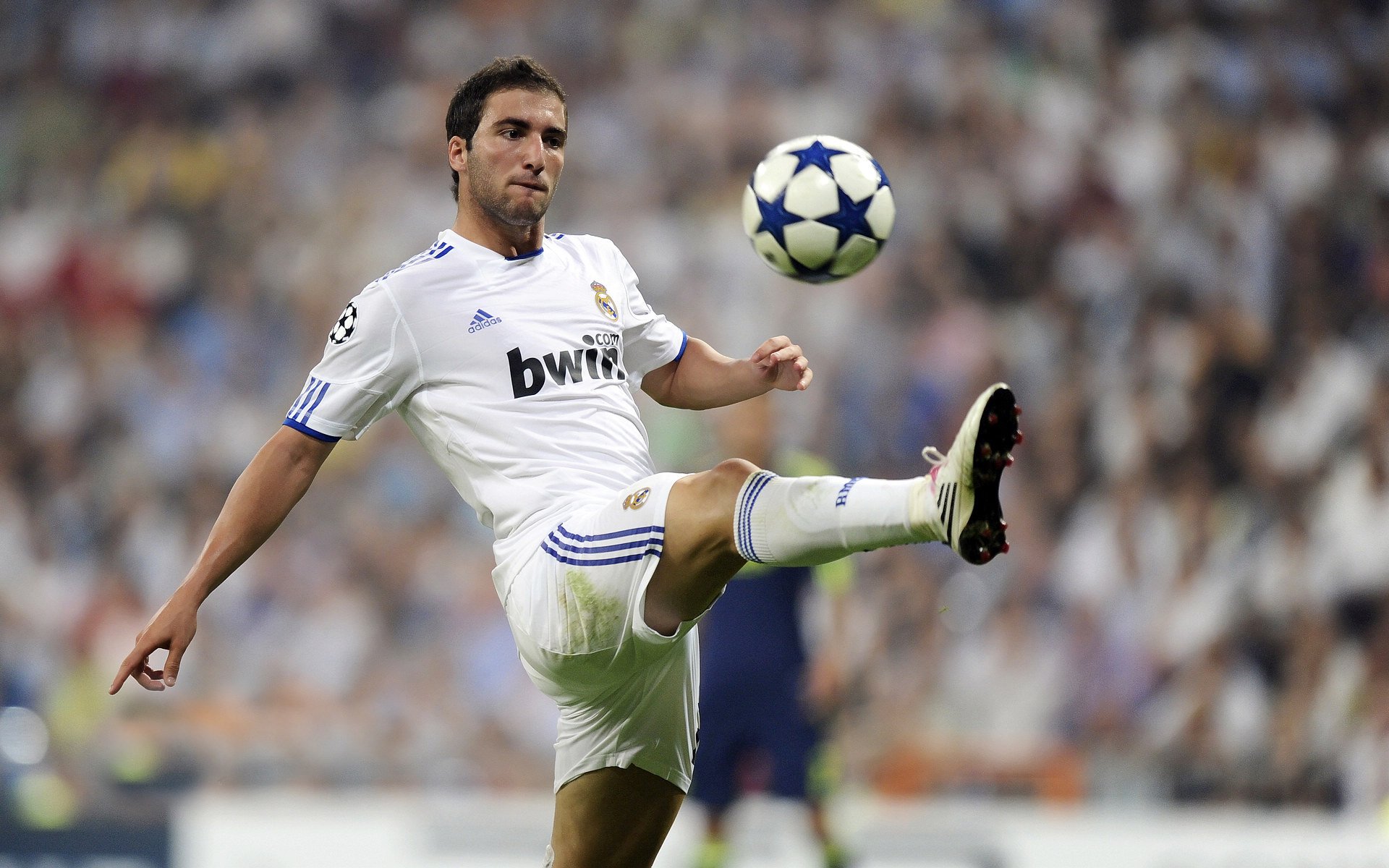 小贾伦爆发破冰,森林狼战术压制雄鹿