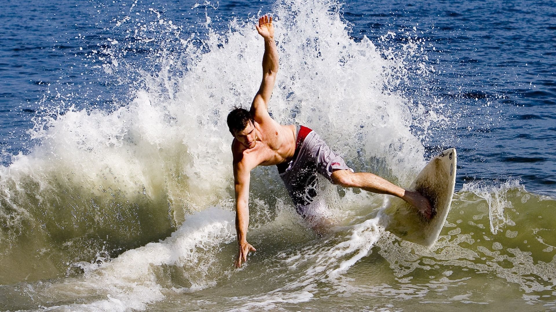 阿拉巴一夫当关，瑞士战术完胜英格兰，年度焦点战的艺术接管